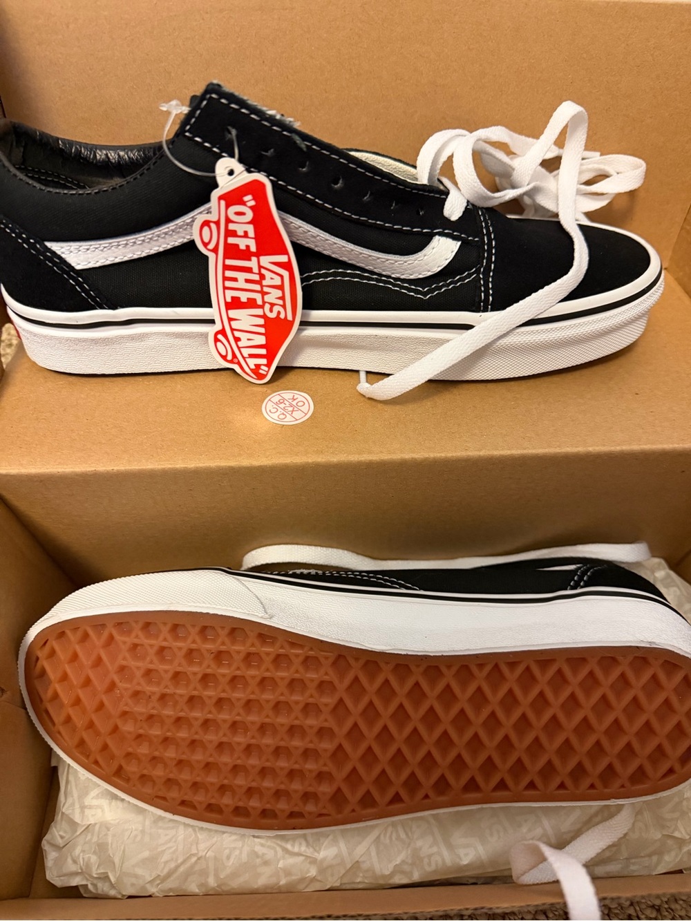 Vans women’s Black & White Old Skool Low-Top Sneakers